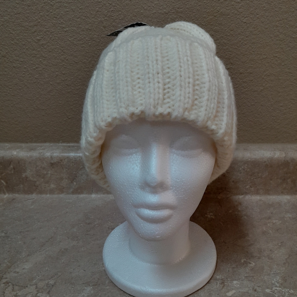 2 Momentum Women's Blue/Cream Beanies NWT Size:OS